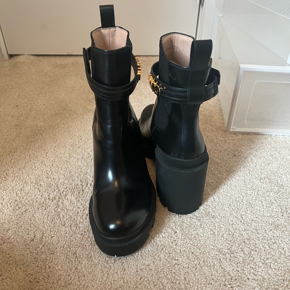 Elevate your footwear collection with these exquisite black Gucci boots - Picture 2 of 7